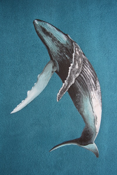 Coussin-peint-main-suédine-bleue-Moby-baleine