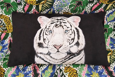 Coussin peint main suédine noire Philippe le tigre la kitsch lorraine