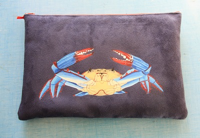 Etui tablette peint main suédine marine Gérard le crabe