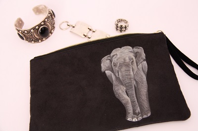 pochette peinte main suédine noire Sombat éléphant kitsch lorraine