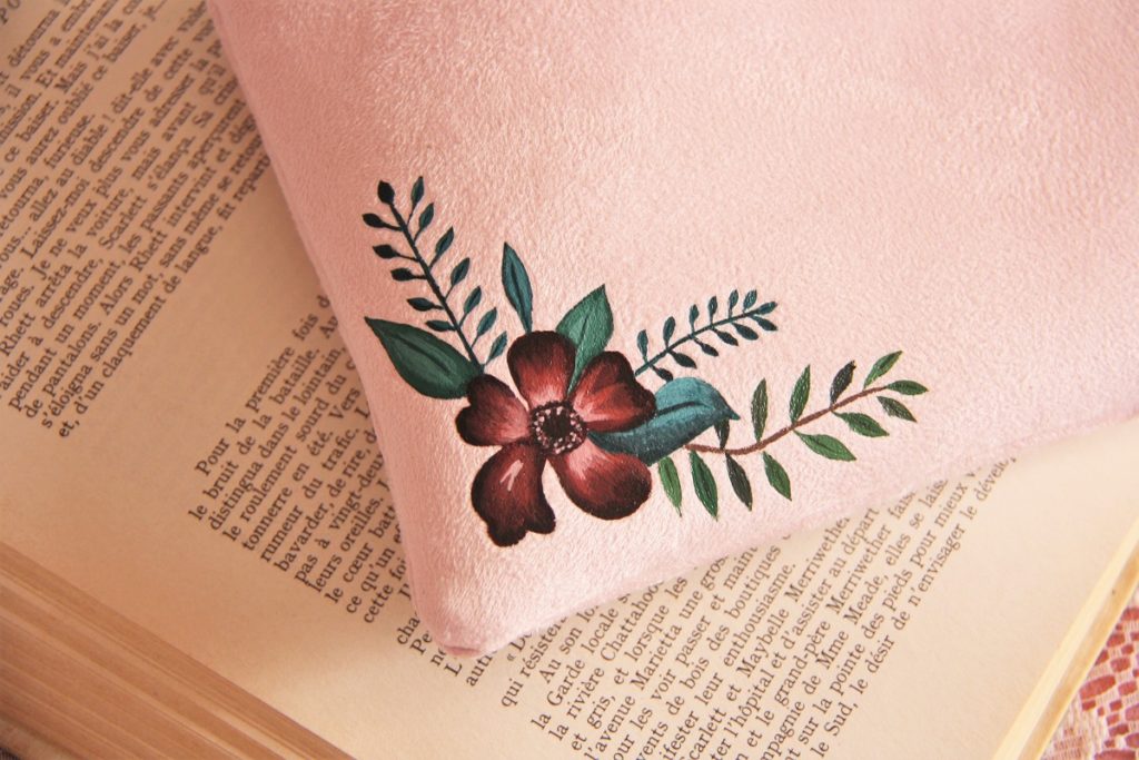 pochette personnalisée peint main suédine rose fleurs la kitsch lorraine