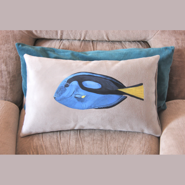 Coussin-peint-main-suédine-grise-Dory-poisson-kitsch-lorraine-1
