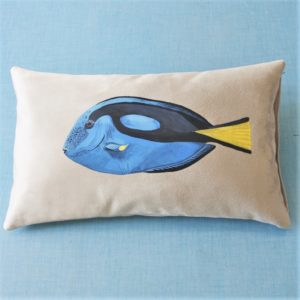 Coussin-peint-main-suédine-grise-Dory-poisson-kitsch-lorraine-3