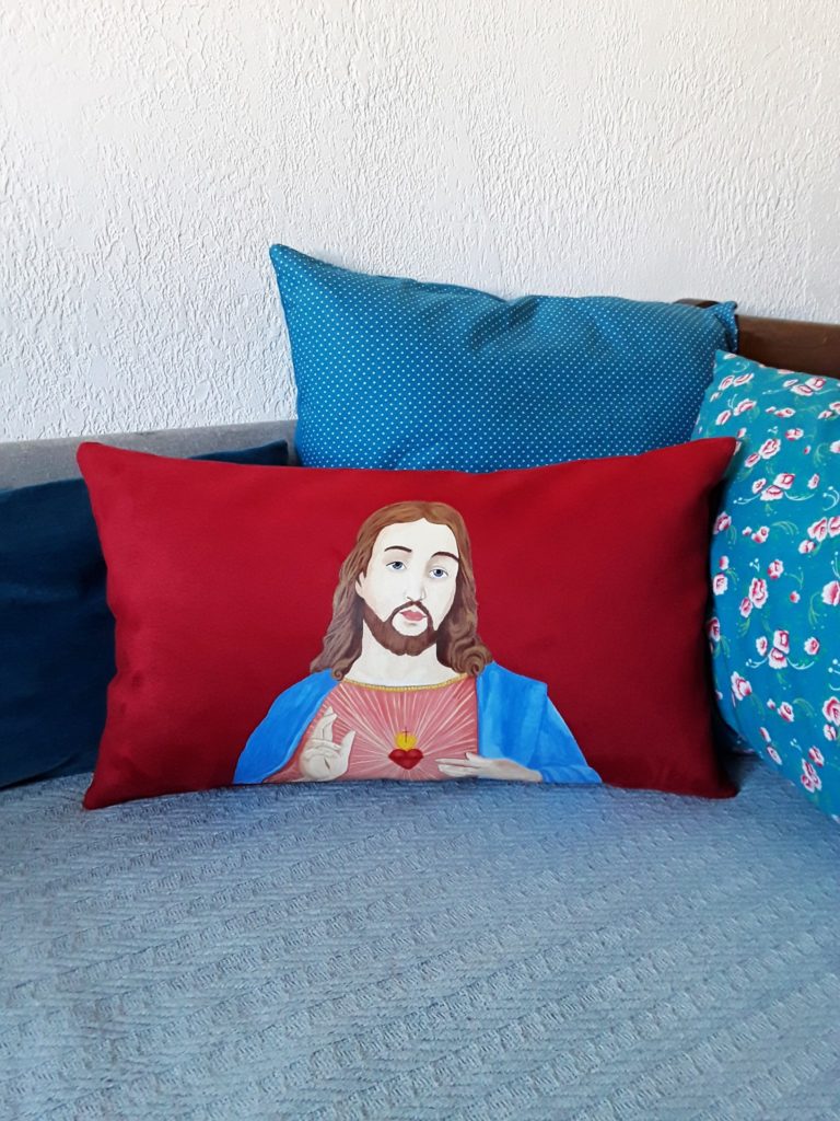 Coussin peint main suédine rouge Jésus la kitsch lorraine