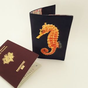 Etui passeport peint main suédine marine Samson l'hippocampe kitsch lorraine