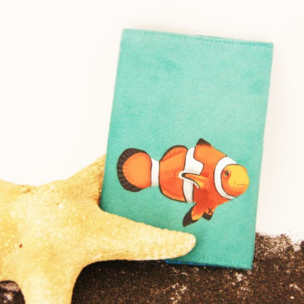 Etui passeport peint main suédine turquoise Nemo kitsch lorraine 3