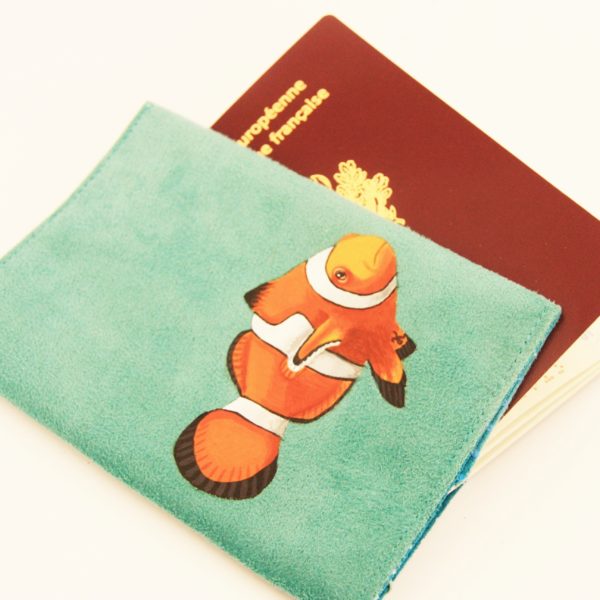 Etui passeport peint main suédine turquoise Nemo kitsch lorraine 4