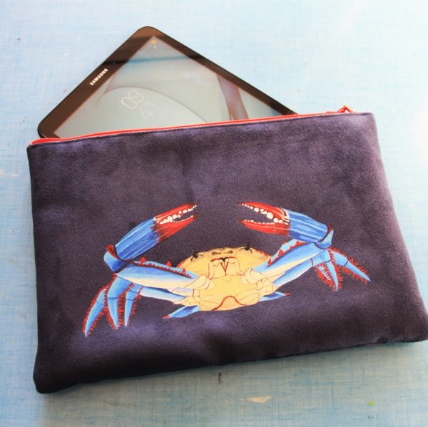Etui tablette peint main suédine marine Gérard le crabe kitsch lorraine 4