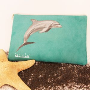 Pochette peint main suédine turquoise Anton le dauphin kitsch lorraine 1