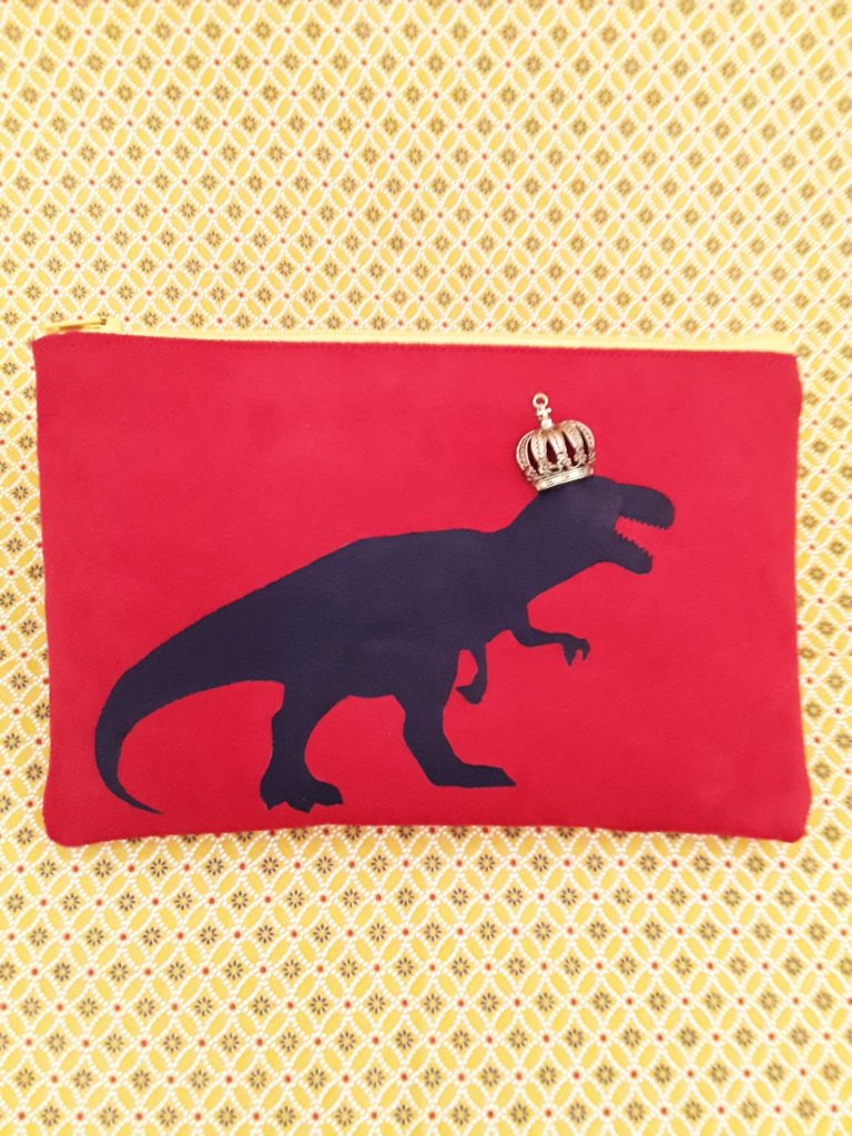 pochette peint main suédine rouge dinosaure kitsch lorraine 2