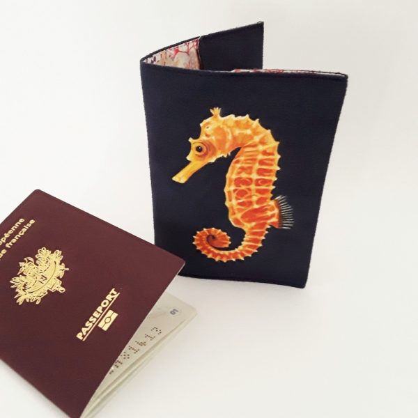 Etui passeport personnalisé peint main suédine marine Samson l'hippocampe