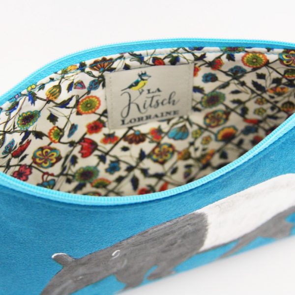 Pochette peint main suédine bleu Samir le tapir kitsch lorraine 2