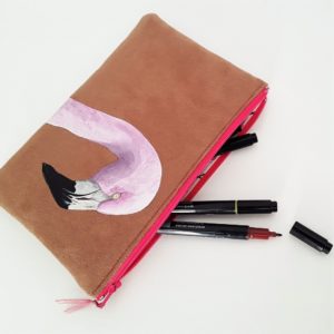 pochette peint main suédine camel John le flamant rose Kitsch Lorraine 3