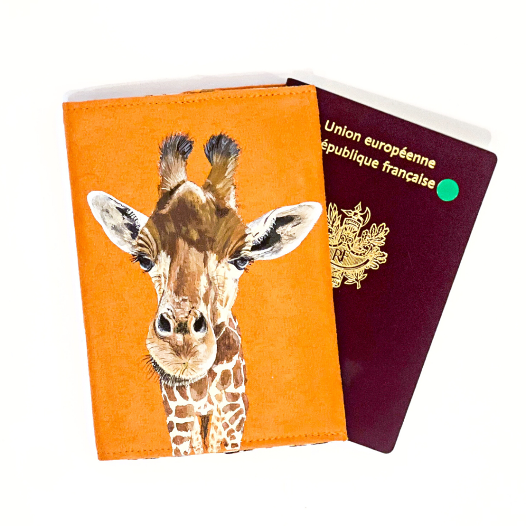 Etui passeport personnalisé peint main suédine orange girafe kitsch lorraine 2