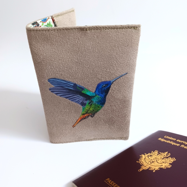 Etui passeport suédine taupe peint main colibri kitsch lorraineprotège passeport animal personnalisé peint main suédine bleu kitsch lorraine