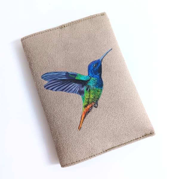 Etui passeport suédine taupe peint main colibri kitsch lorraineprotège passeport animal personnalisé peint main suédine bleu kitsch lorraine 2 (2)