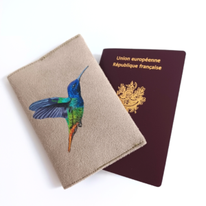 Etui passeport suédine taupe peint main colibri kitsch lorraineprotège passeport animal personnalisé peint main suédine bleu kitsch lorraine 2 (3)