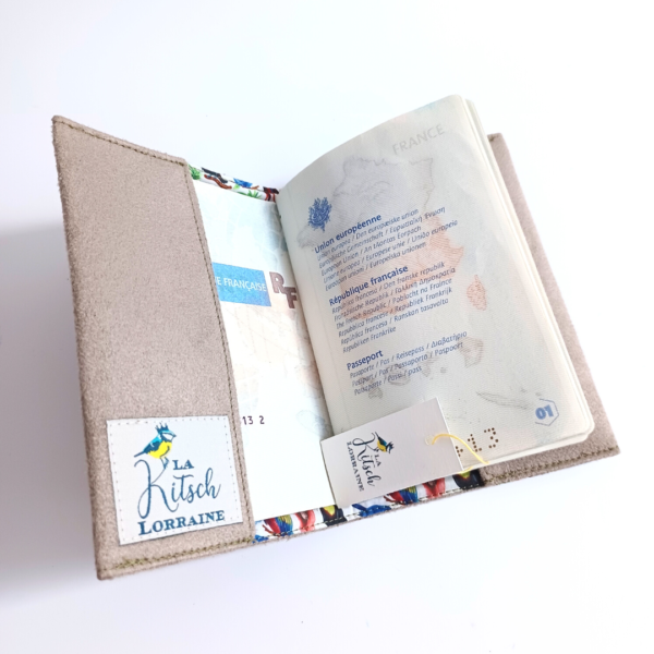 Etui passeport suédine taupe peint main colibri kitsch lorraineprotège passeport animal personnalisé peint main suédine bleu kitsch lorraine 2 (4)